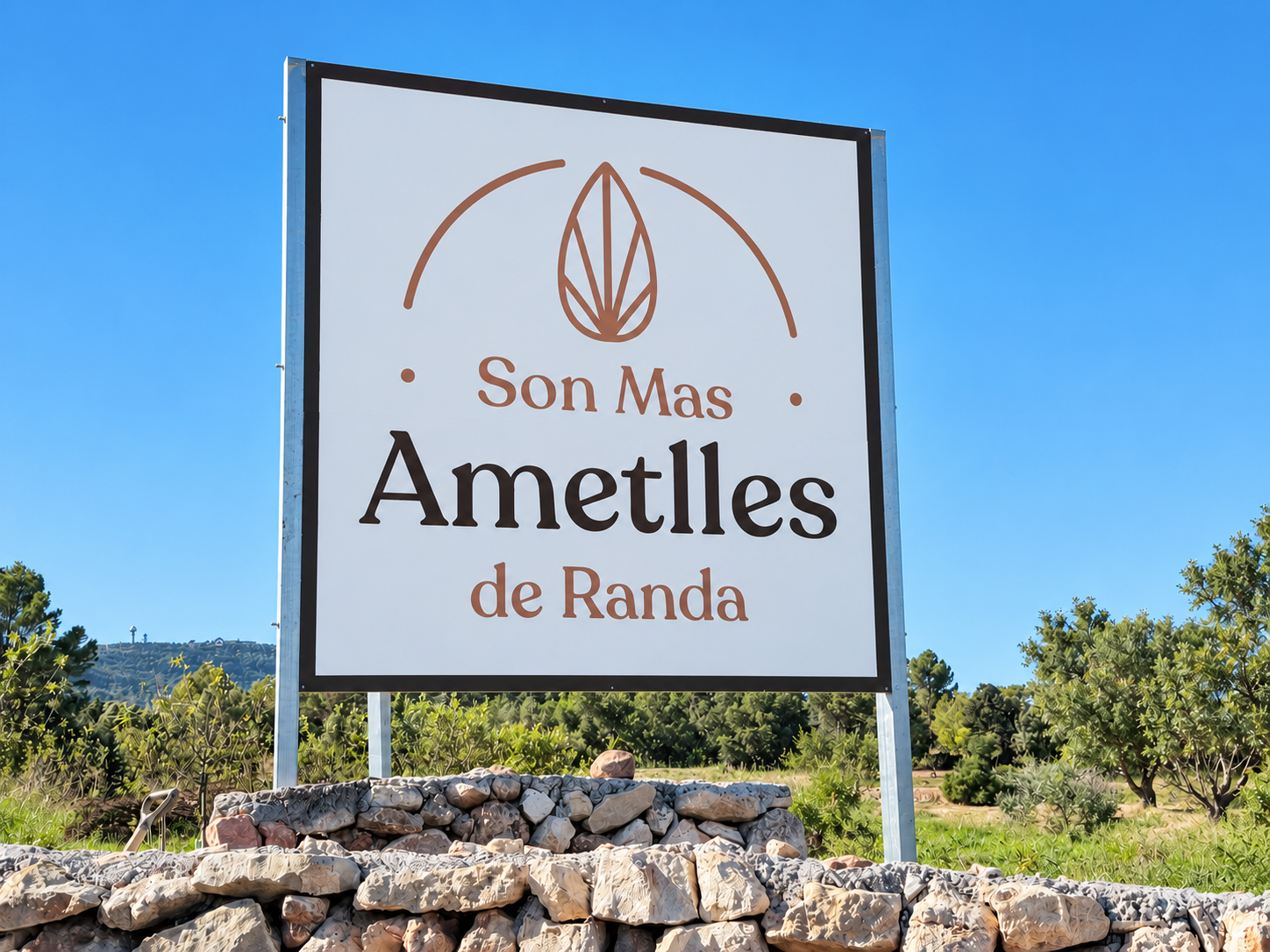 Schild Son Mas Ametlles de Randa vor blauem Himmel, ohne Personen