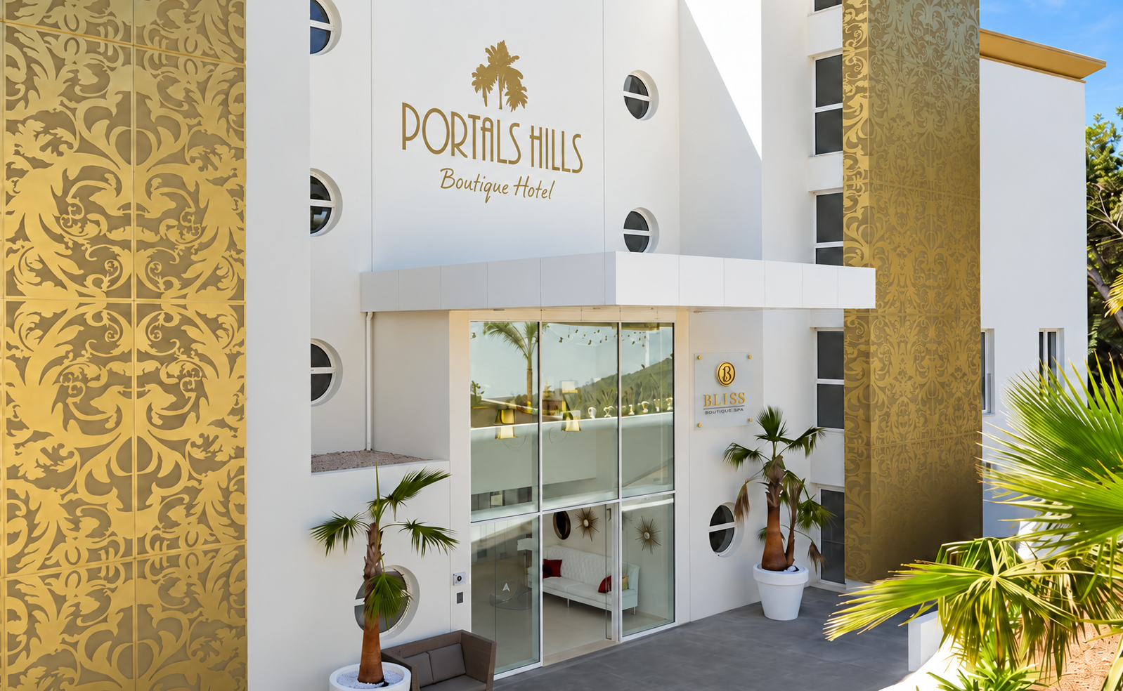 Bliss-Glasschild mit Edelstahl-Schriftzug rechts neben dem Eingang des Portals Hills Hotels