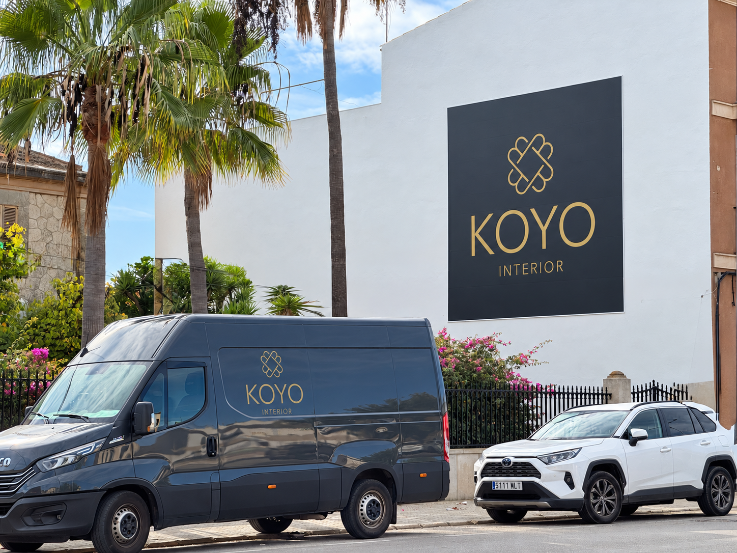 KOYO Interior Fassadenschild und beschrifteter Transporter in Anthrazit und Gold